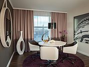 Großer Wohnbereich der Komfort Suite im Dorint Hotel Mannheim
